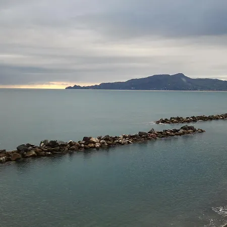 331 - Lord Nelson Fronte E Vista Mare 4 Chiavari